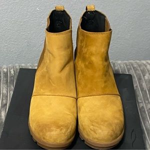 Wedge Joan of Arc Sorel tan boots.